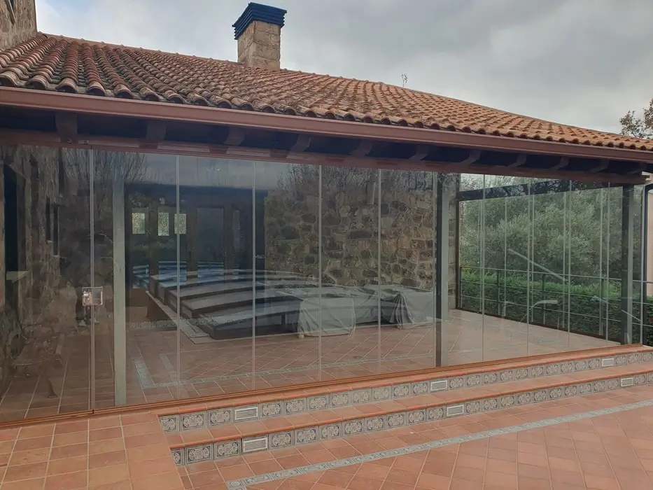 Porches con cortina de cristal y techo fijo