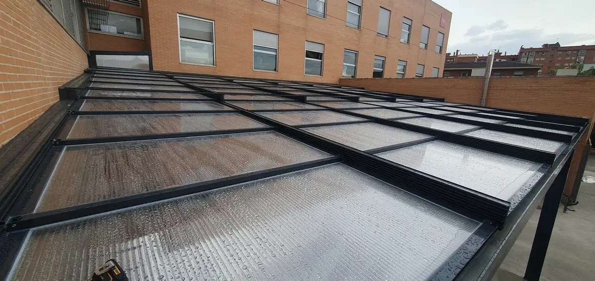 Porches con cortina de cristal y techo fijo