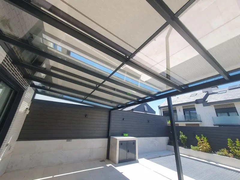 aticos con cortinas de cristal y techo fijo