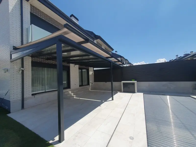 Porches con cortina de cristal y techo fijo